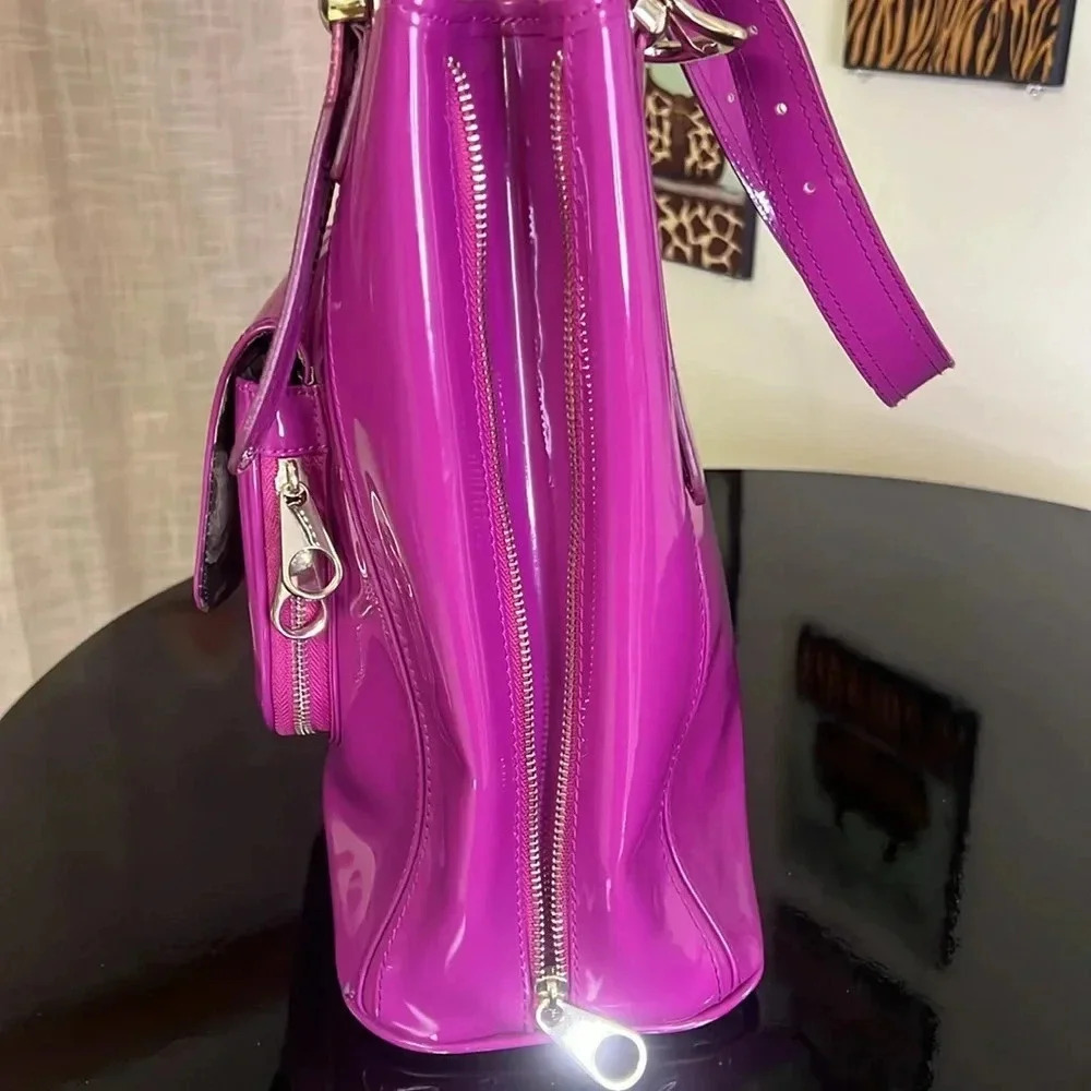 Ted Baker bag in beautiful purple. floral lining with snap closure - Picture 5 of 12